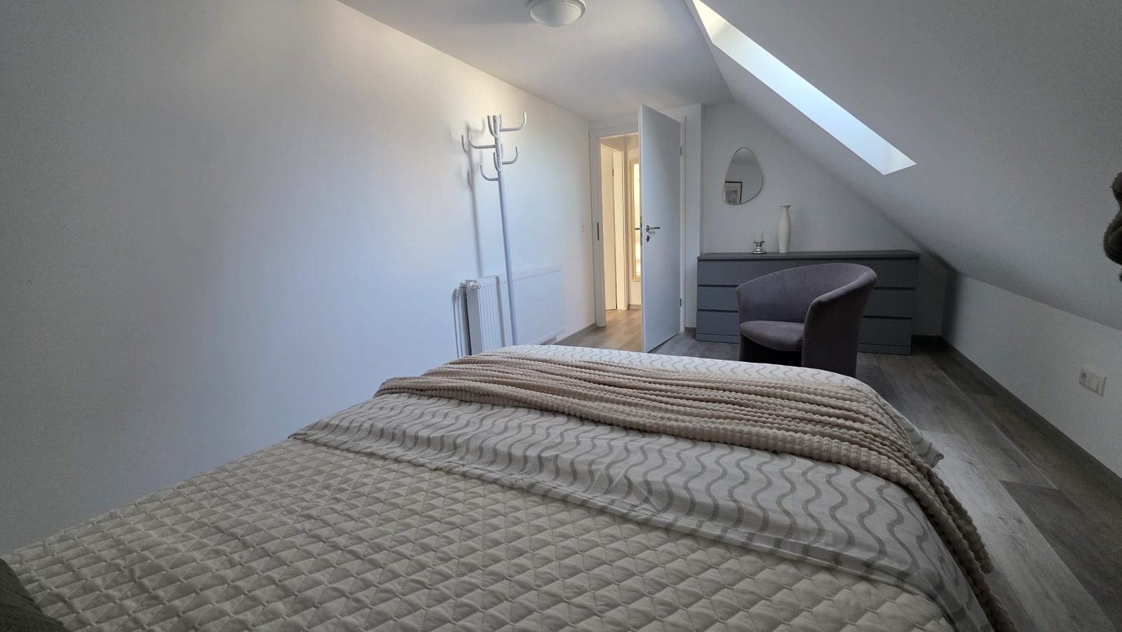 Doppelbett unter Dachschräge
