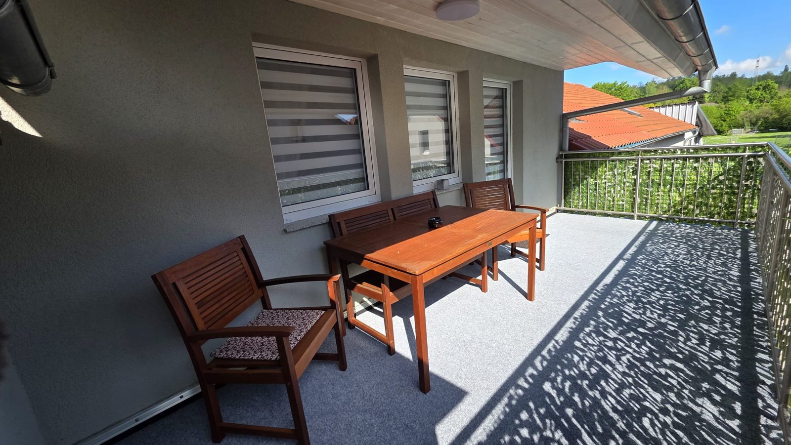 Terrasse mit Sitzgelegenheit